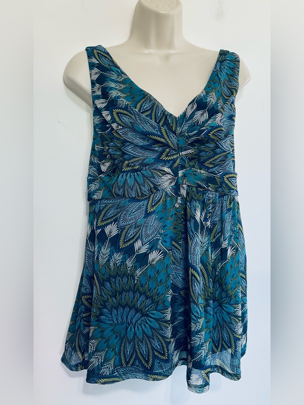 Apt 9 sleeveless babydoll top XL. Green blue feather pattern. Pleated,gathered.